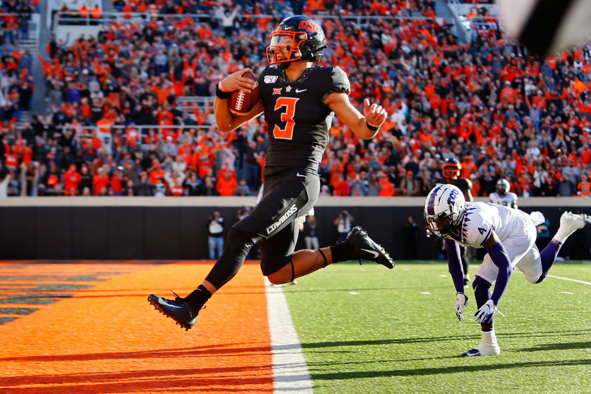 Spencer Sanders scores a touchdown for Oklahoma State football.